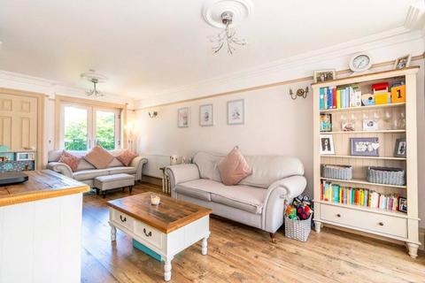 3 bedroom end of terrace house to rent, Bassett Avenue, Southampton SO16