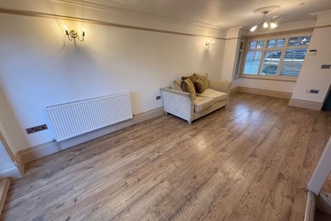 3 bedroom end of terrace house to rent, Bassett Avenue, Southampton SO16