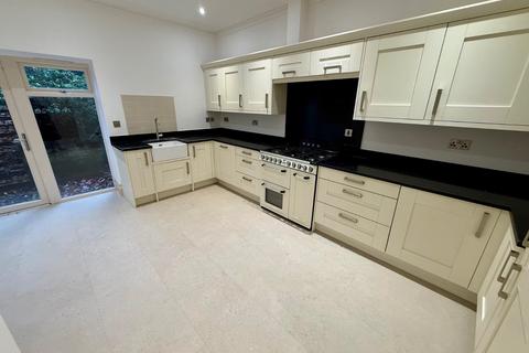 3 bedroom end of terrace house to rent, Bassett Avenue, Southampton SO16