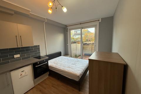 Studio to rent, Leeside Crescent