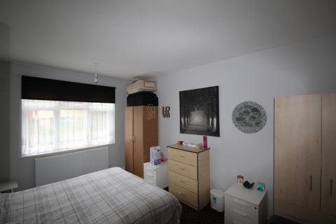 2 bedroom maisonette to rent, Blenheim Close, Greenford, UB6