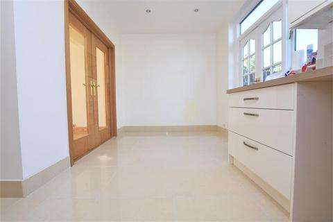 3 bedroom terraced house to rent, Somerville Road, Romford, RM6