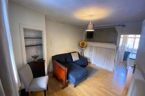 Studio to rent, Tudor Close, Brixton Hill, London