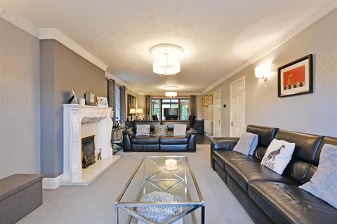 1 Causeway Glade, Sheffield, S17 3EZ