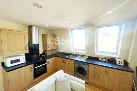 3 bedroom flat to rent, Camden Road, London