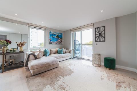 3 bedroom flat to rent,  Plough Road, London SW11