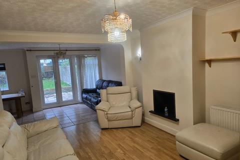 4 bedroom semi-detached house to rent, Willesden, Willesden, NW10