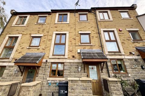 4 bedroom townhouse to rent, Greenlea Court, Huddersfield