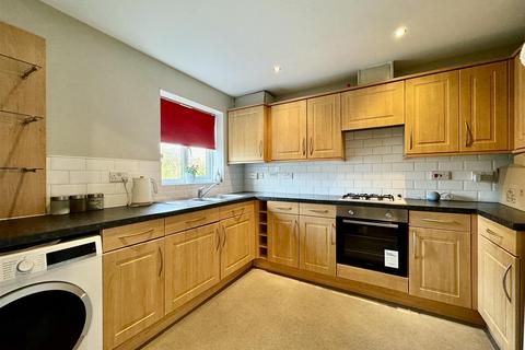 4 bedroom townhouse to rent, Greenlea Court, Huddersfield