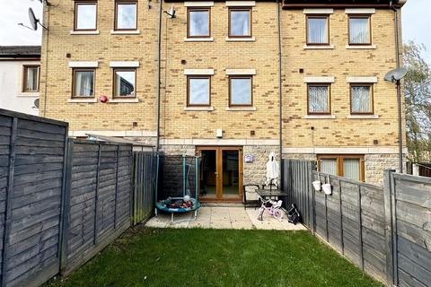 4 bedroom townhouse to rent, Greenlea Court, Huddersfield