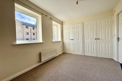 4 bedroom townhouse to rent, Greenlea Court, Huddersfield