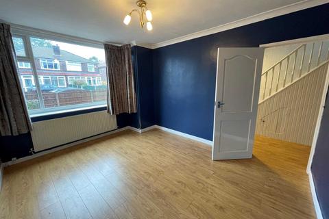 3 bedroom semi-detached house to rent, Walmersley Road, Manchester M40