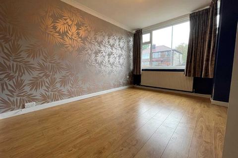 3 bedroom semi-detached house to rent, Walmersley Road, Manchester M40