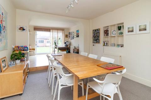 25 The Rise, Edgware, HA8 8NS