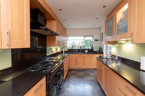 25 The Rise, Edgware, HA8 8NS