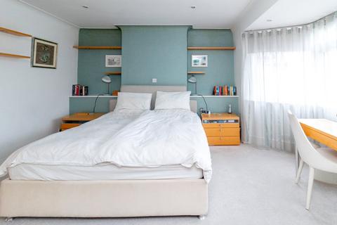 25 The Rise, Edgware, HA8 8NS