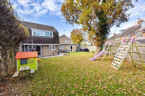 3 bedroom semi-detached house for sale, Dene Close, Horley RH6