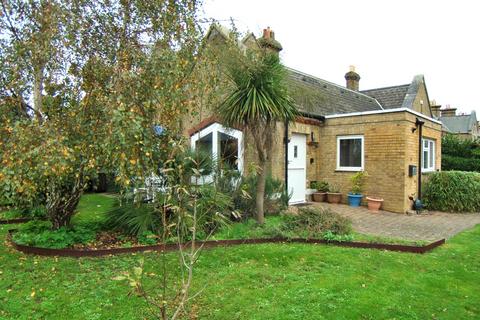 2 bedroom bungalow for sale, Albany Road, East Cowes PO32