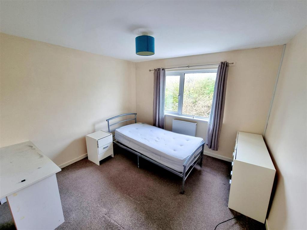 Bed 2.jpg