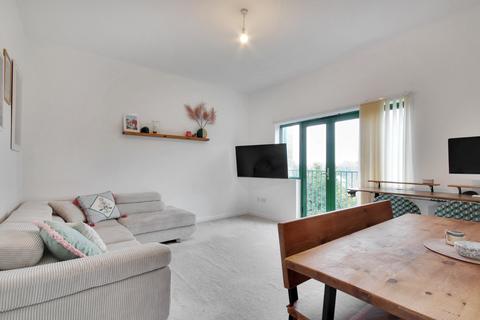 2 bedroom apartment for sale, Copper Beech Close, Gravesend, Kent, DA12