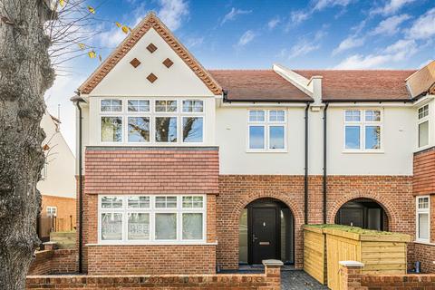 5 bedroom semi-detached house to rent, Abbey Road, Enfield