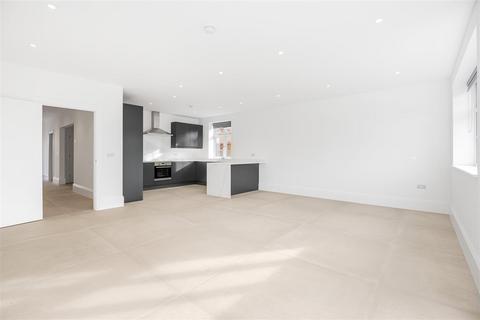 5 bedroom semi-detached house to rent, Abbey Road, Enfield