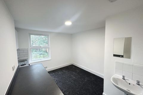 Studio to rent, Eardley Road, Streatham Hill, SW16