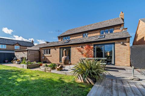 4 bedroom detached house for sale, Hillfield Road, Oundle