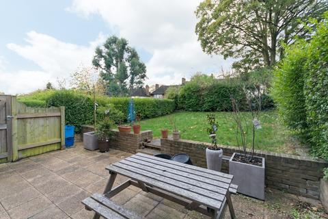 3 bedroom terraced house to rent, Sunray Avenue Herne Hill SE24