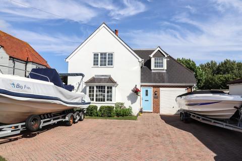 4 bedroom detached house for sale, Chichester Avenue, Hayling Island