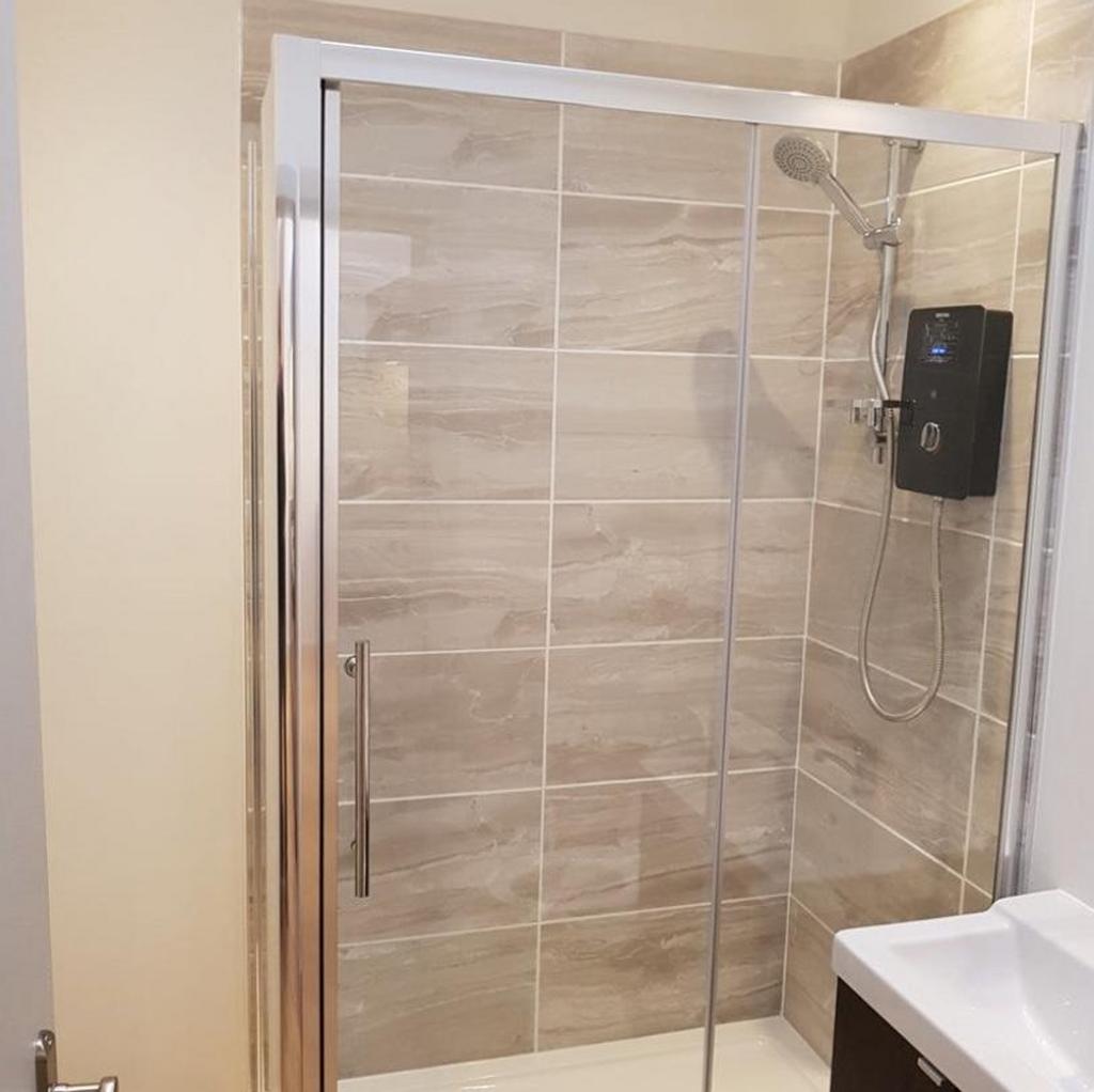 A modern and clean bathroom featuring a spaciou...