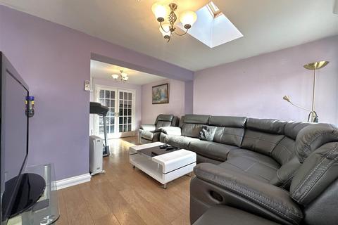 5 bedroom semi-detached house for sale, Peebles Way, Leicester LE4