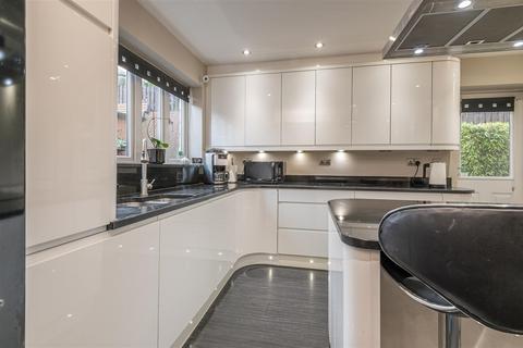 16 Fern Rise, Elland, HX5 9QP