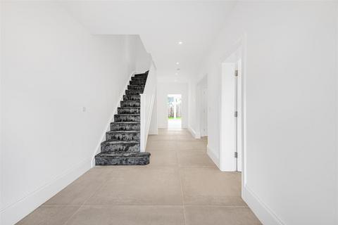 5 bedroom semi-detached house to rent, Abbey Road, Enfield