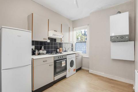 Studio to rent, Colney Hatch Lane, London N10