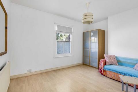 Studio to rent, Colney Hatch Lane, London N10