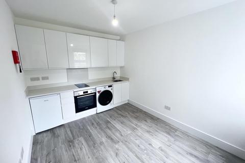 Studio to rent, Melfort Road, Thornton Heath, Surrey, CR7