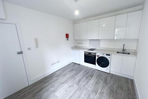 Studio to rent, Melfort Road, Thornton Heath, Surrey, CR7