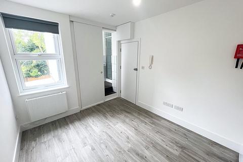 Studio to rent, Melfort Road, Thornton Heath, Surrey, CR7