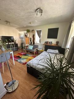 Studio to rent, Vicars Bridge Close, Wembley HA0