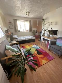 Studio to rent, Vicars Bridge Close, Wembley HA0