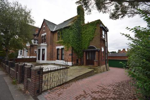 5 bedroom detached house to rent, Alexandra Road, Burton-On-Trent, Staffordshire, DE15 0JE