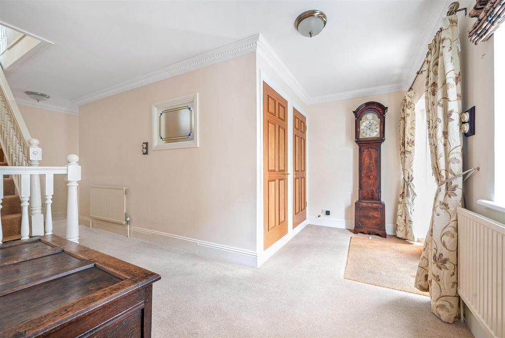 https://media.onthemarket.com/properties/16125595/1518173590/image-9-1024x1024.jpg