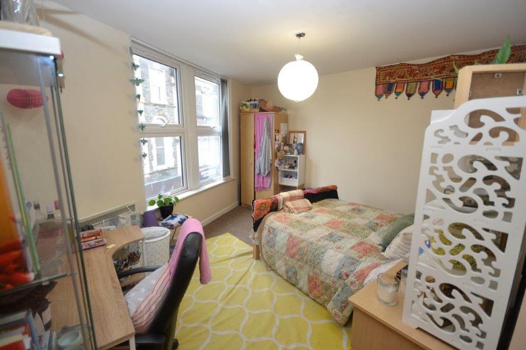 A spacious and tidy double bedroom with good na...