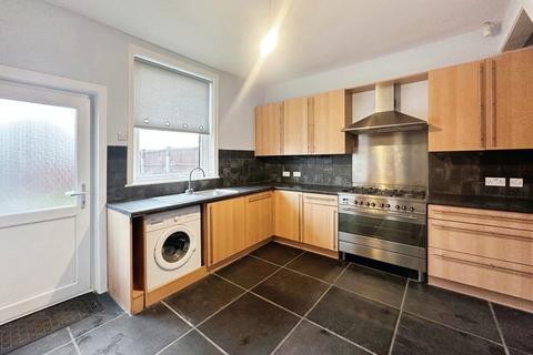 3 bedroom terraced house to rent, Ringley Road West, Manchester M26