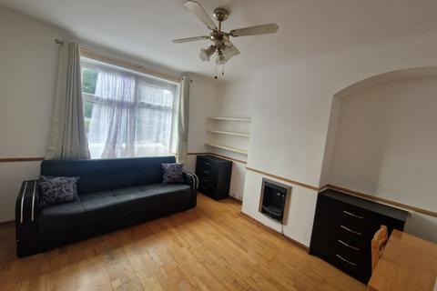 3 bedroom terraced house to rent, Dagenham, RM10