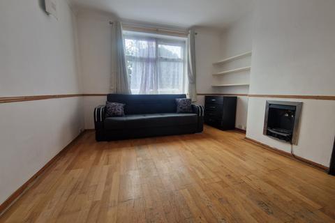 3 bedroom terraced house to rent, Dagenham, RM10