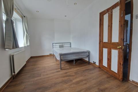 3 bedroom terraced house to rent, Dagenham, RM10