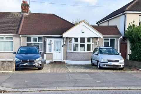 3 bedroom bungalow to rent, Ashley Avenue, Ilford, IG6