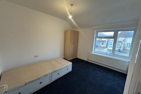 4 bedroom semi-detached house to rent, Hill Rise, Greenford UB6